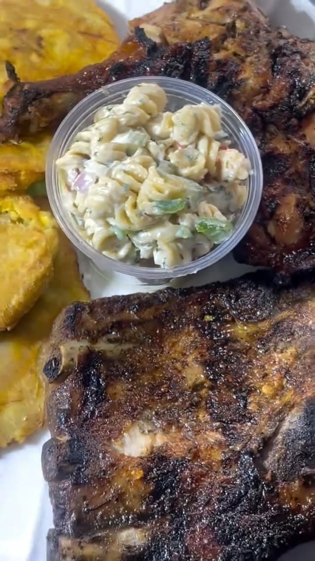 Poulet braisé, plantaines et salade macaroni